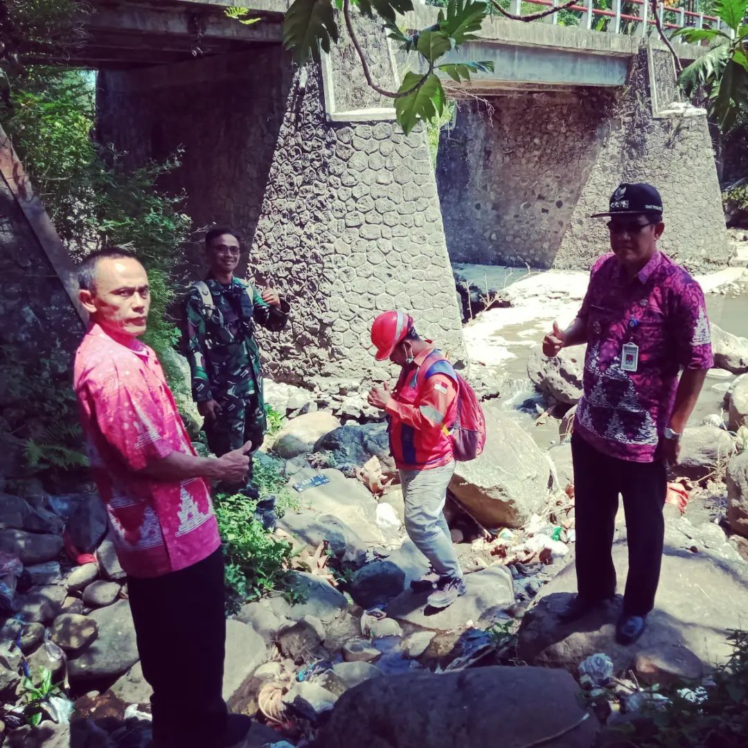 Lurah Pringapus Bp. Triyono, S.E dan Perwakilan dari Koramil 15 Bergas Melakukan Survey ke Jembatan Sungai Pringapus di Kelurahan Pringapus